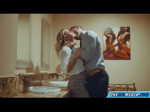❤️ Gava ku blondeyek busty we di nav hewşek gelemperî de dixapîne ☑ Vîdyoyê seksî li me ❌️❤